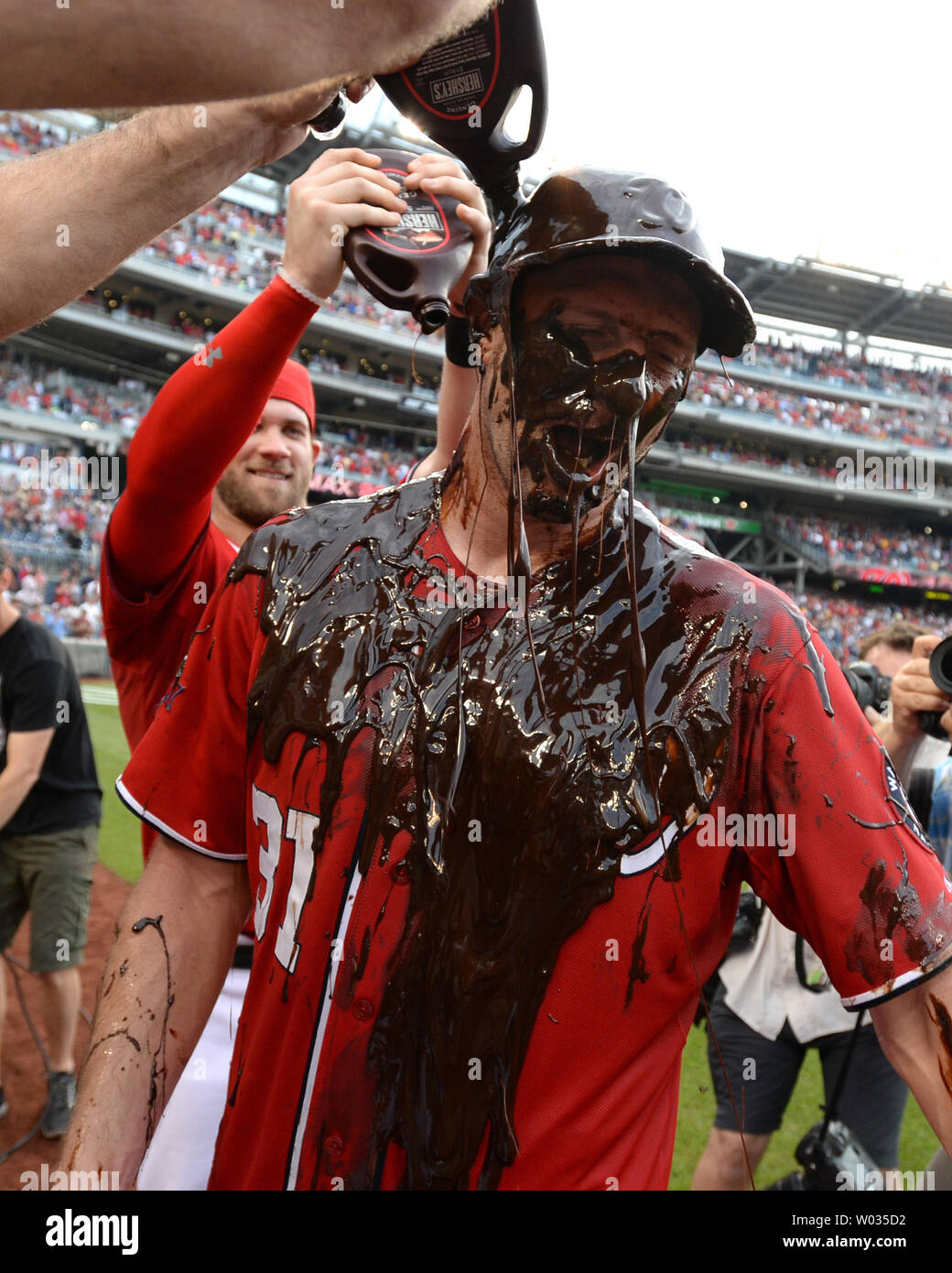 Washington Nationals Max Scherzer ist in feierlichen Schokolade Sirup getränkten durch Mannschaftskameraden Bruce Harper und Jason Werth (Arme oben links)) nach Pitching ein NO- hitter gegen die Pittsburgh Pirates an den Angehörigen Park am 20. Juni 2015 in Washington, DC. Scherzer verlor seine perfekte Spiel Angebot mit zwei heraus, die sich in der 9. Aber warf ein NO- hitter wie Staatsangehörige gewann 6-0. Foto von Pat Benic/UPI Stockfoto