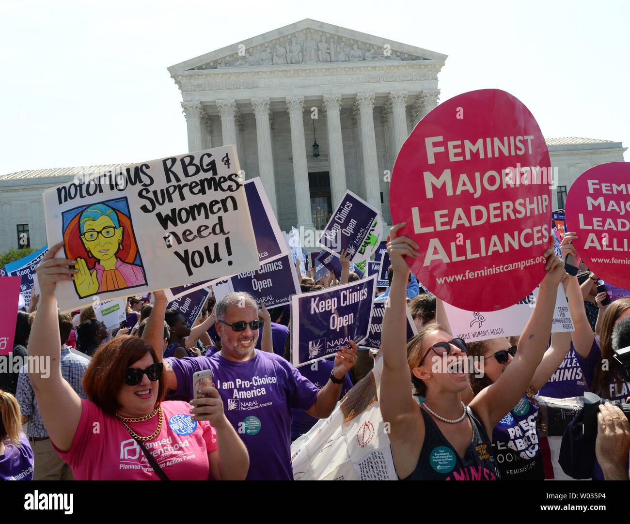 Pro-choice-Demonstranten jubilate vor dem Obersten Gericht, nachdem das Gericht schlug ein Texas Verordnung Gesetz über Abtreibung Kliniken, in Washington, DC, am 27. Juni 2016. Die Richter entschieden, dass die 5-3 Texas Gesetz, das weit, in anderen Mitgliedstaaten repliziert wurde, zu restriktiv war und verfassungswidrig. Foto von Pat Benic/UPI Stockfoto