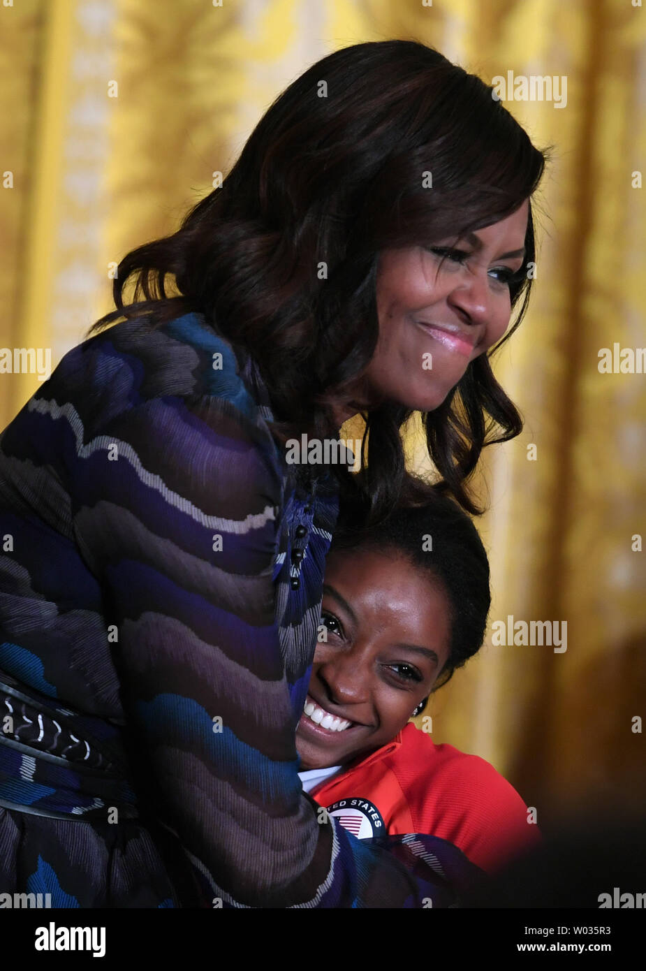 First Lady Michelle Obama umarmt Olympian Simone Biles während der begrüßungszeremonie Für die USA die Olympischen und Paralympischen Mannschaften im East Room des Weißen Hauses in Washington, DC, am 29. September 2016. Die Mannschaften waren für ihren Erfolg im Rio Olympischen Spiele in diesem Sommer geehrt. Foto von Pat Benic/UPI Stockfoto