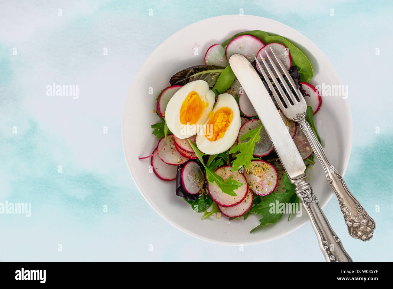 Kräutersalat Mix mit Radieschen, Mandeln und Gewürze in der Nähe auf einem Küchentisch Stockfoto