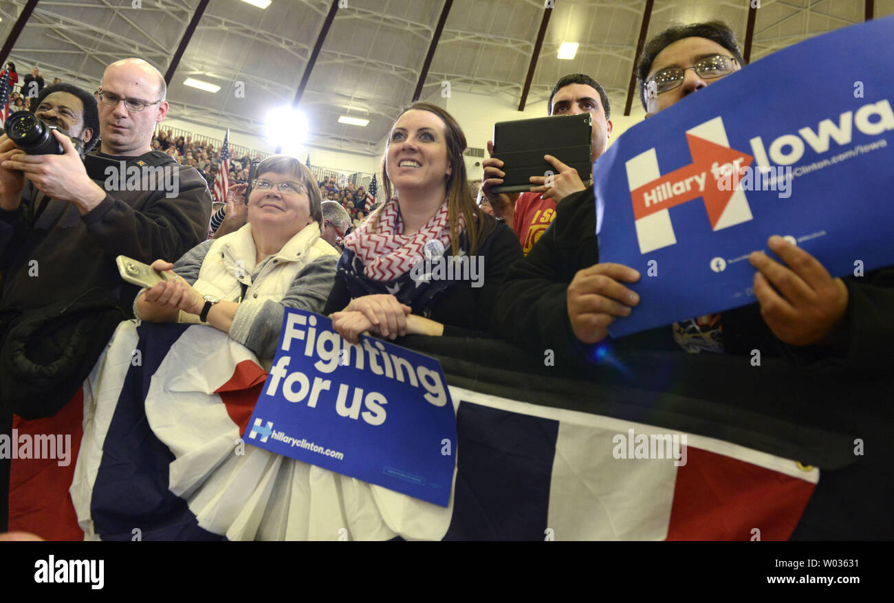 Anhänger des ehemaligen Staatssekretärs und Senatorin Hillary Clinton, 2016 Demokratische Präsidentschaftskandidat, hören Sie Erläuterungen an der Lincoln High School während einer Veranstaltung am Vorabend der Iowa Caucuses, 31. Januar 2016, in Des Moines, Iowa. Clinton ist ein hartes Rennen mit Vermont Senator Bernie Sanders, vor den Iowa erste-in-der-Nation caucuses Februar 1. Foto von Mike Theiler/UPI Stockfoto