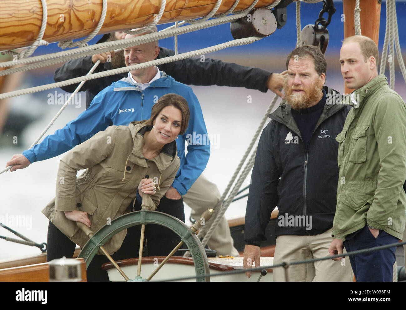 Prinz William der Herzog von Cambridge beobachtet, wie seine Frau Kate, die Herzogin lenkt die Segel und Leben Ausbildung Gesellschaft (Salze) Tall Ship Pacific Gnade zu Dock, in Victoria, BC während des letzten Tages des Royal Tour 2016 von British Columbia (BC) und der Yukon, 1. Oktober 2016. Foto von Heinz Ruckemann/UPI Stockfoto