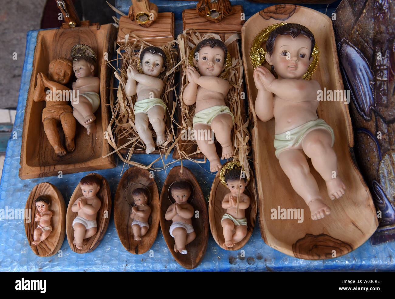 Eine touristische Geschäft verkauft Baby Jesus in einem olivenholz Wiege außerhalb der Geburtskirche, wo Tradition glaubt, dass Jesus Christus geboren wurde, der in der biblischen Stadt Bethlehem, West Bank, 20. Dezember 2016. Foto von Debbie Hill/UPI Stockfoto