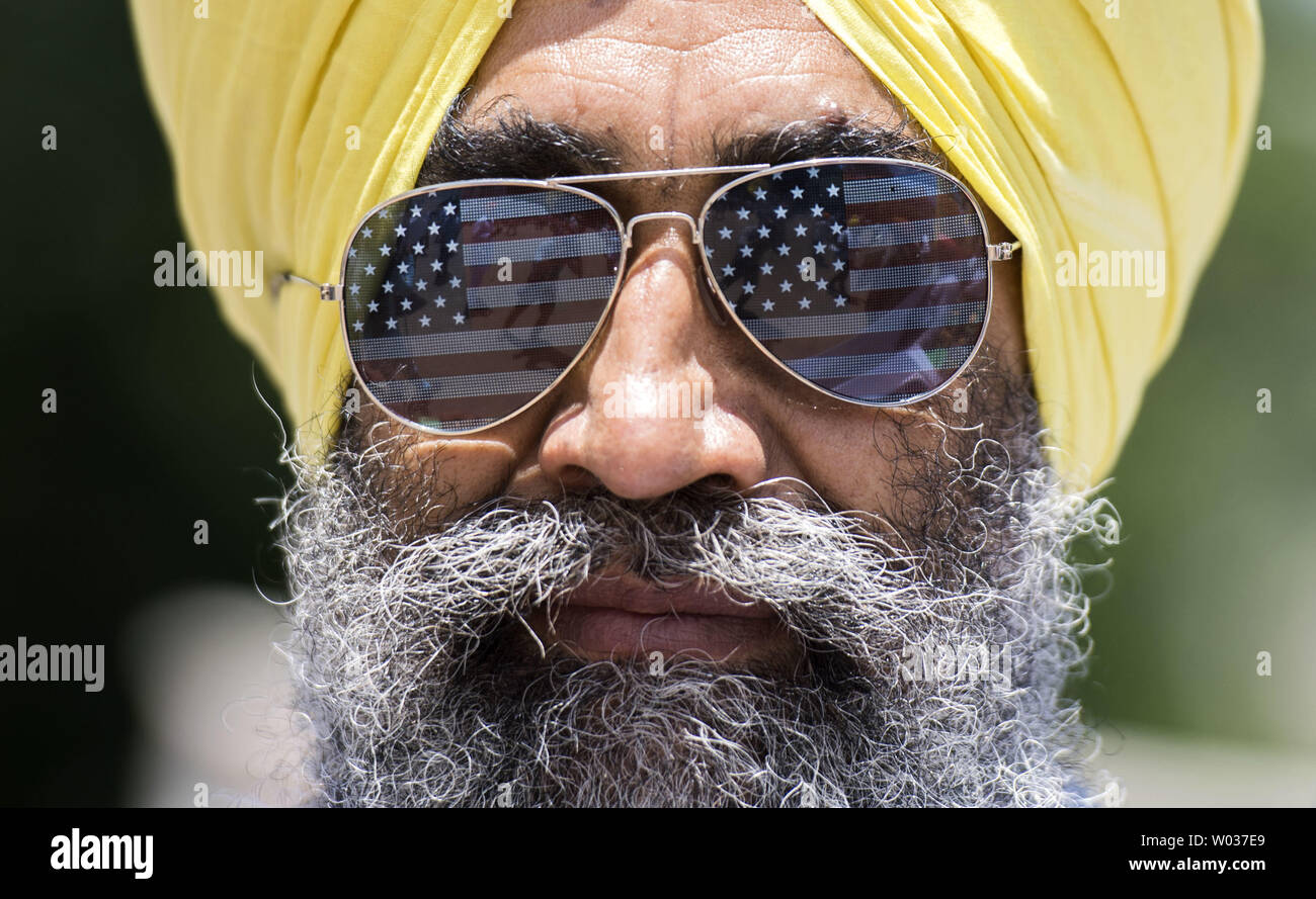 Ein Sikh Demonstrant trägt American fag Gläser, wie er mit anderen vor dem Weißen Haus vor Präsident Donald Trump Treffen mit dem indischen Ministerpräsidenten Narendra Modi in Washington D.C. am 26. Juni 2017 zeigt. Die Gruppe fordert eine unabhängige Sikh Staat in Indien. Foto von Kevin Dietsch/UPI Stockfoto