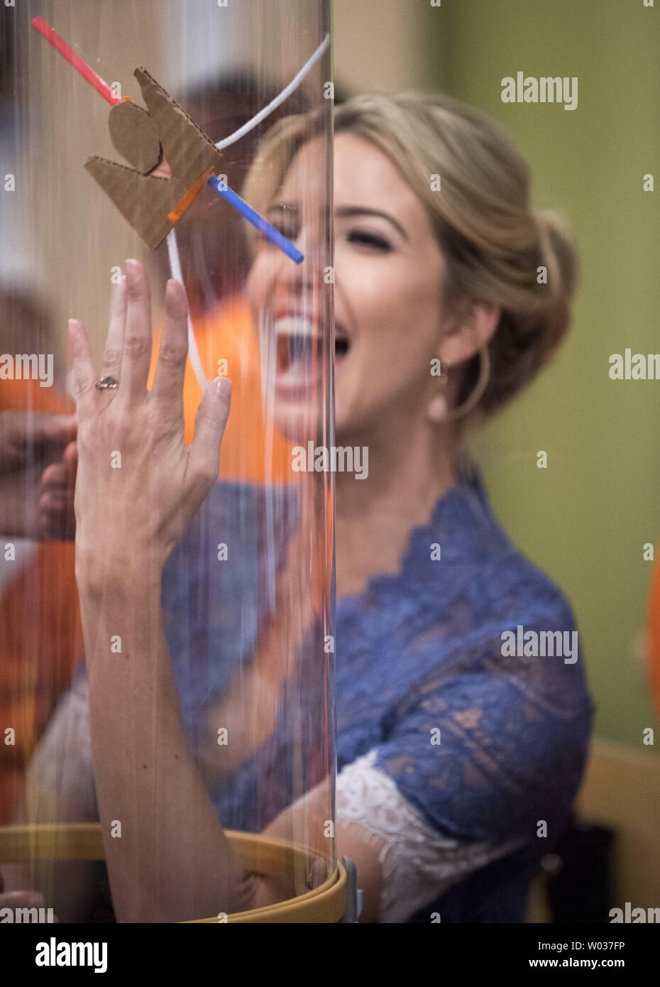Ivanka Trump interagiert und beteiligt sich an einem wissenschaftlichen Experiment im Windkanal, nachdem Sie und Ausbildung Sekretärin Betsy DeVos lesen 'Rosie Revere, Engineer' zu frühen Grundschulkinder an der Dichtung der Zündkerze Lab am nationalen Museum der amerikanischen Geschichte in Washington, D.C., am 25. Juli 2017. DeVos und Ivanka Trump konzentrierte sich die Veranstaltung auf dem Erhalten Mädchen über stammzellen Studien aufgeregt, wie sie in bestimmten wissenschaftlichen Experimenten beteiligt. Foto von Pat Benic/UPI Stockfoto