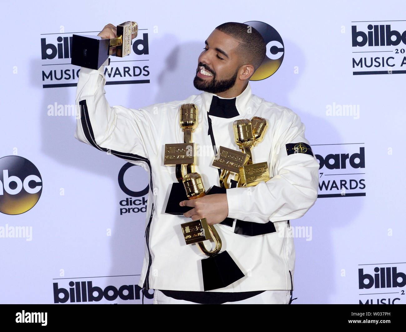 Recording Artist Drake erscheint Backstage mit seinen Auszeichnungen fur Top Kunstler Obere mannliche Kunstler Billboard Top 200 Kunstler Top Billboard 200 Album fur Ansichten