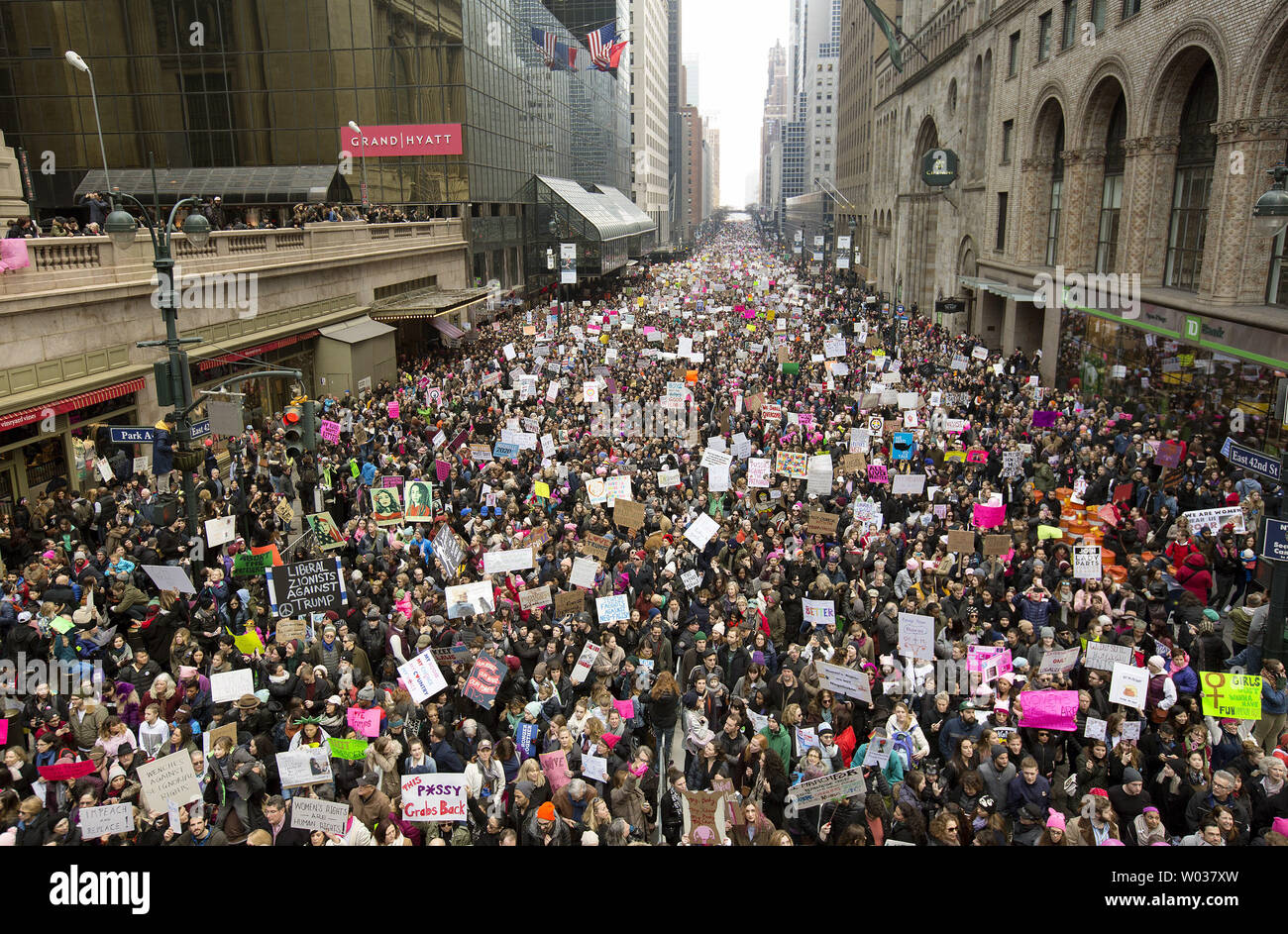 Massen März vergangenen Grand Central Station an der 42nd Street im März den Frauen die Wahl von Donald Trump als Präsident der Vereinigten Staaten am 21. Januar 2017 in New York City zu protestieren. Frauen marschiert sind, die in den Städten im ganzen Land. Gestern, Donald Trump wurde der 45. Präsident der Vereinigten Staaten zu einer Vereidigung Zeremonie in Washington DC. Foto von Monika Graff/UPI Stockfoto