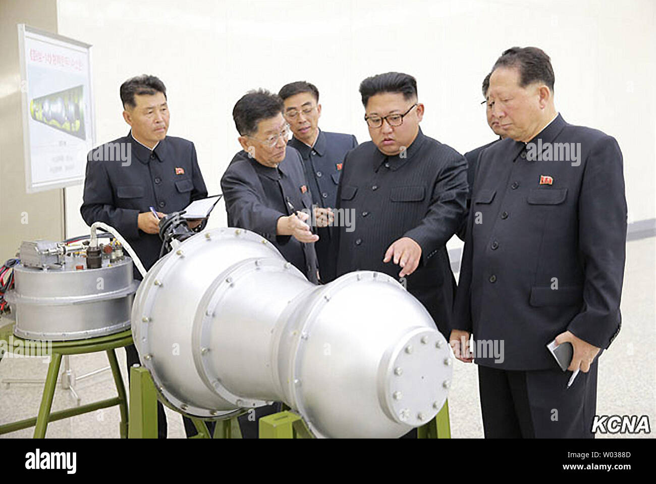 Dieses Bild veröffentlicht am 3. September 2017, durch die Nordkoreanische Offizielle News Service (KCNA), nordkoreanischen Führer Kim Jong Un während einer Unterrichtung durch Wissenschaftler der Atomwaffen Institut auf die Details der nuklearen des Landes weaponization Programm zeigt. Während der Tagung, Kim Jong Un erlebt das Laden der Wasserstoff Bombe in eine ICBM Rakete. KCNA/UPI Stockfoto