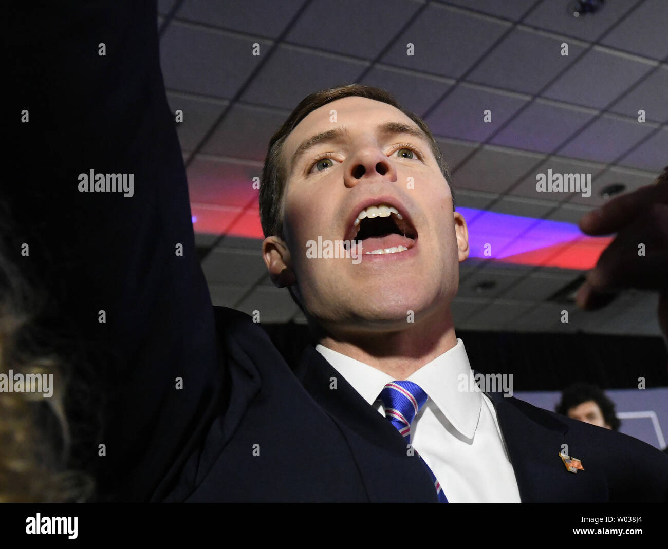 Demokrat Conor Lamb grüßt Verfechter bei einer Wahl nacht Rallye in Canonsburg, Pennsylvania am 13. März 2018. Lamm erklärt Sieg auf eine extrem enge Wahl gegen republikanischen Rick Saccone in Pennsylvania 18 Kongreßbezirk in einer speziellen Wahl, hat nationale Obertöne. Foto von Pat Benic/UPI Stockfoto