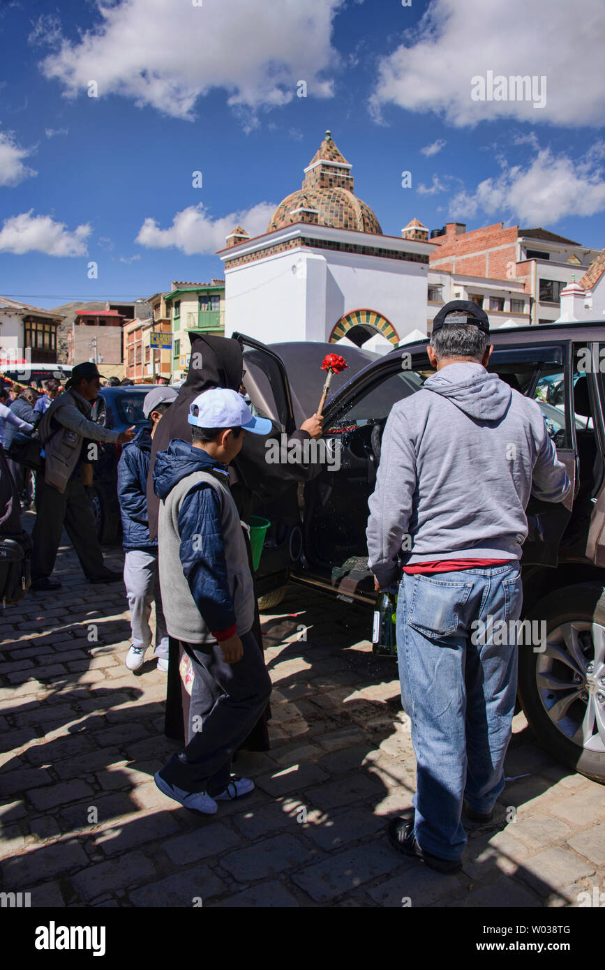 Automobil Segen, ein einzigartiges Ritual an der Basílica de Nuestra Señora in Copacabana, Bolivien Stockfoto