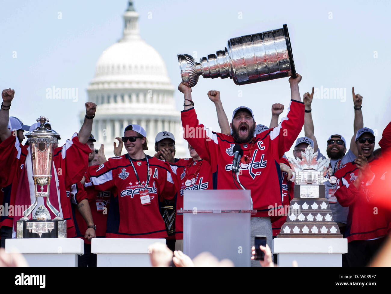 Washington Capitals' Team Captain und freuen Alex Ovechkin feiert während der Hauptstädte Siegesparade in Washington am 12. Juni 2018. Die Hauptstädte besiegten die Las Vegas Golden Knights in fünf Spielen der NHL Hockey Meisterschaft zu erwerben. Foto von Kevin Dietsch/UPI Stockfoto