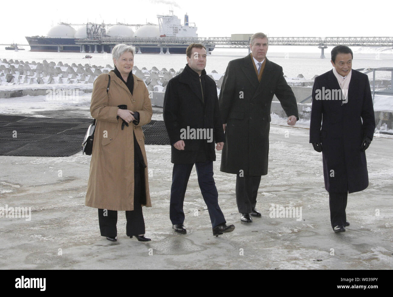 (L-R) der niederländische Wirtschaftsminister Maria van der Hoeven, der russische Präsident Dmitri Medwedew, der britische Prinz Andrew und der japanische Premierminister Taro Aso nehmen an der Eröffnungsfeier der Flüssiggas-anlage in Prigorodnoye, im Süden der Insel Sachalin im Russischen Fernen Osten, am 18. Februar 2009. (UPI Foto/Anatoli Zhdanov) Stockfoto