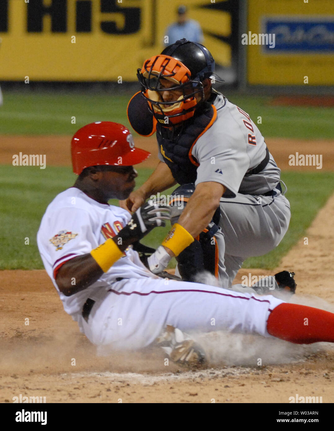 National League Alfonso Soriano wird von amerikanischen Liga catcher Ivan Rodriguez im zweiten Inning der Major League Baseball All-Star Game 2006 in Pittsburgh Schlagwörter am 11. Juli 2006. Soriano versucht, basierend auf einer einzigen von Carlos Beltran. Die amerikanische Liga gewann 3-2. (UPI Foto/Pat Benic) Stockfoto
