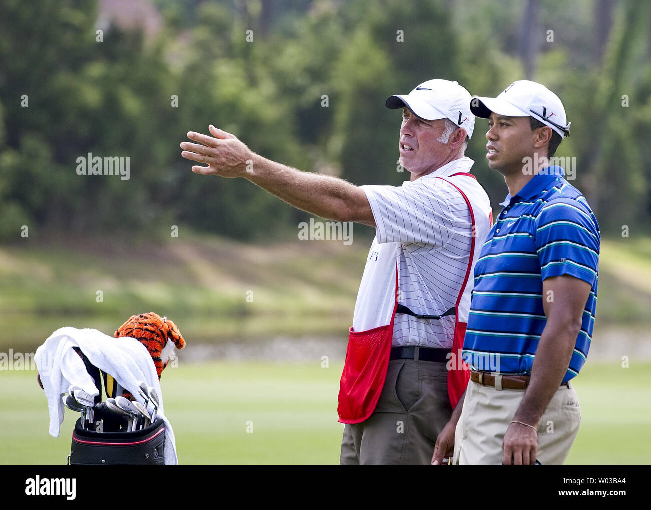 Tiger Woods spricht mit seinem caddie Steve Williams in der ersten Runde der Players Championship PGA Golf Turnier in Ponte Vedra Beach, Florida Mai 6, 2010. UPI/Mark Wallheiser Stockfoto