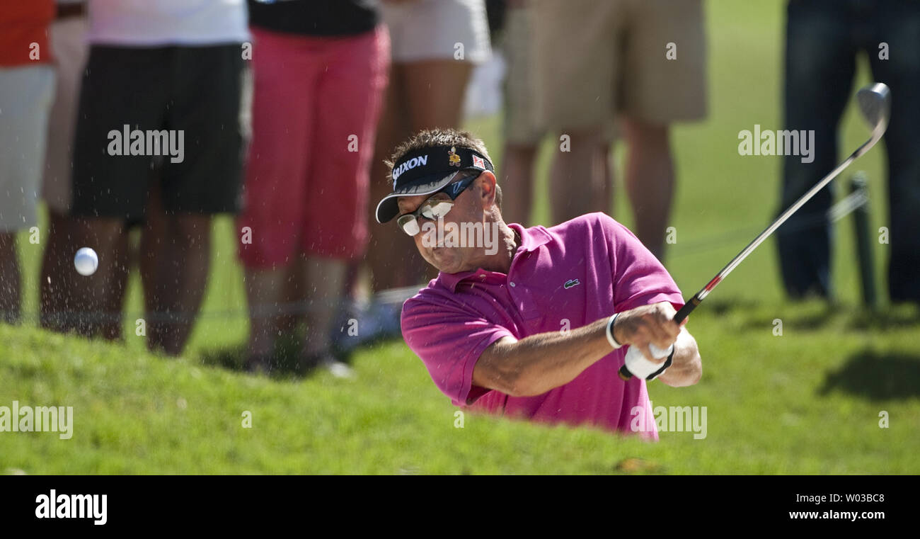 Robert Allenby Chips von einem Sandfang im 5. Grün während der Endrunde der Players Championship PGA Golf Turnier in Ponte Vedra Beach, Florida Mai 9, 2010. UPI/Mark Wallheiser Stockfoto