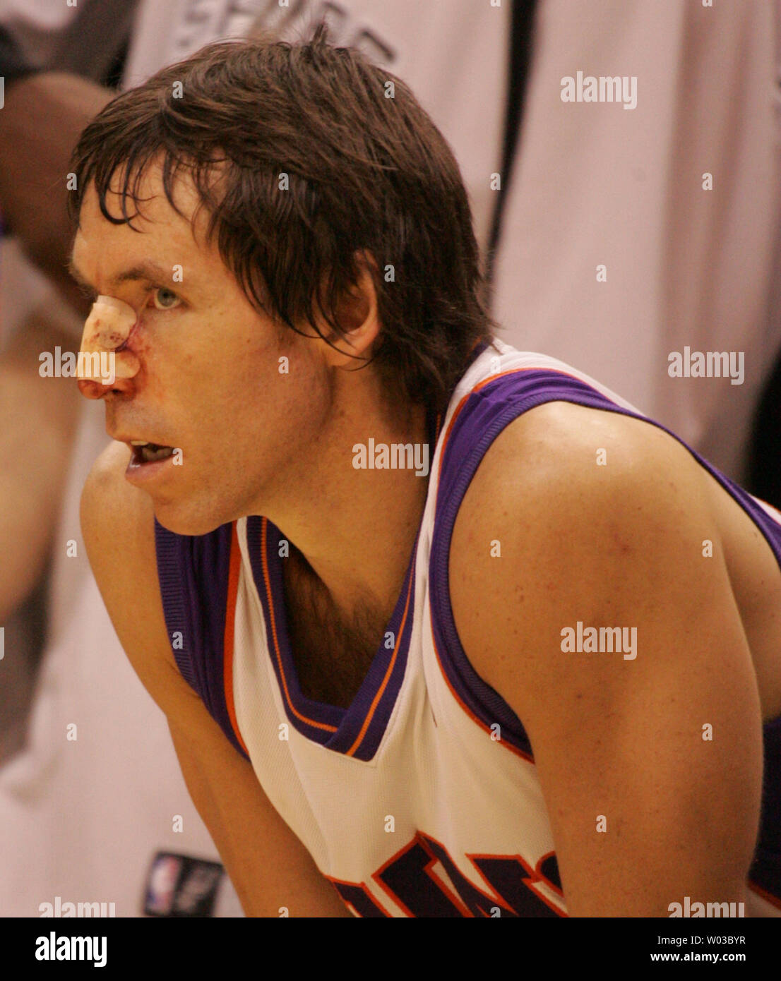 Einem blutigen Phoenix Suns Steve Nash wartet, während der zweiten Hälfte gegen die San Antonio Spurs wieder im US Airways Center in Phoenix am 6. Mai 2007. Die Spurs besiegten die Sonnen 111-106. (UPI Foto/Kunst Foxall) Stockfoto