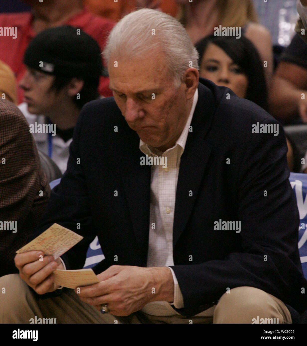 San Antonio Spurs Cheftrainer Gregg Popovich schaut über seine Referenz Karten wie die Spurs spielte die Phoenix Suns im US Airways Center in Phoenix am 8. Mai 2007. Die Suns schlagen die Spurs 101-81. (UPI Foto/Kunst Foxall) Stockfoto