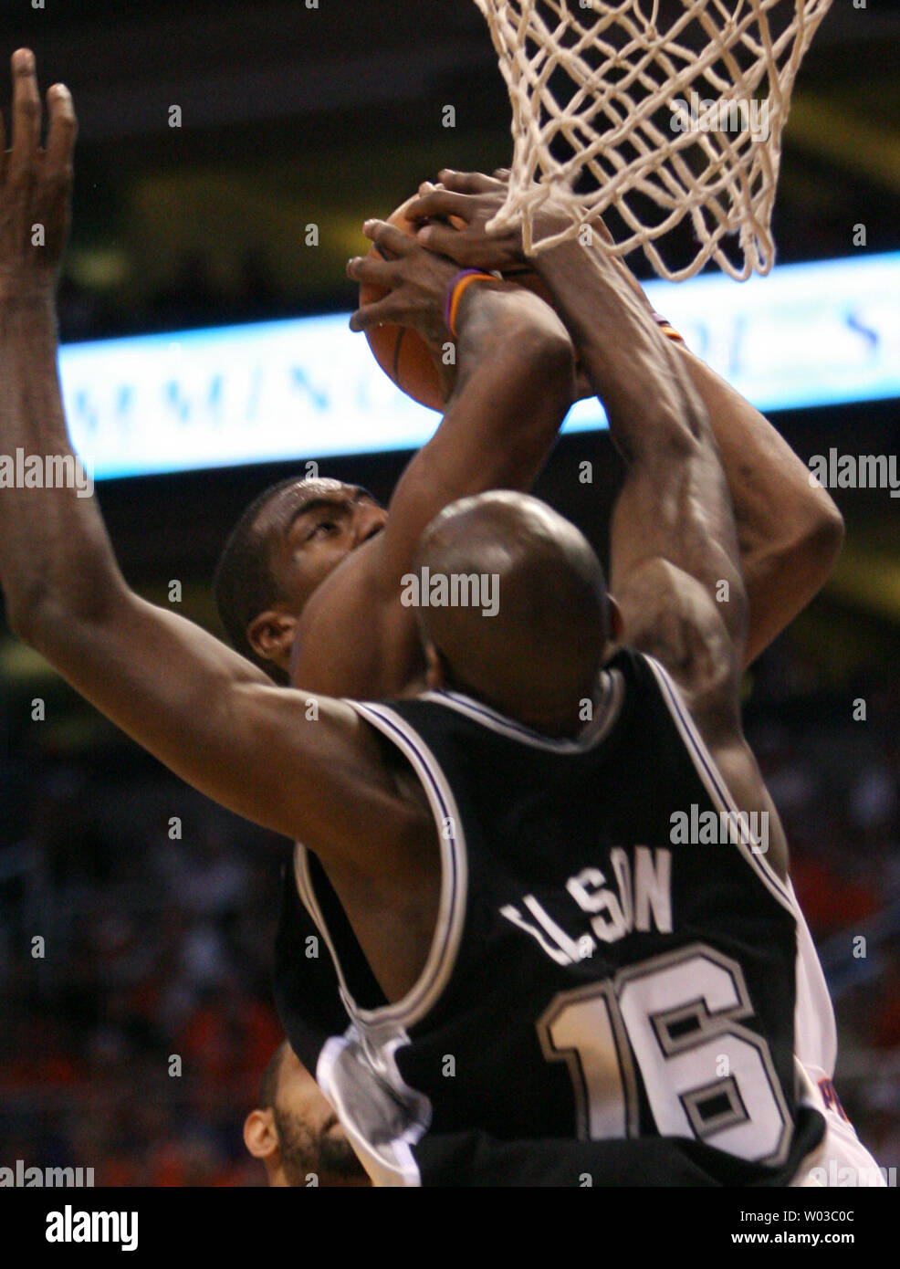 San Antonio Spurs Francisco Elson (16) blockiert einen Schuß durch Phoenix Suns Amare Stoudemire (hinten) während der zweiten Hälfte Aktion im US Airways Center in Phoenix am 8. Mai 2007. (Die Sonnen schlagen die Spurs 101-81. (UPI Foto/Kunst Foxall) Stockfoto