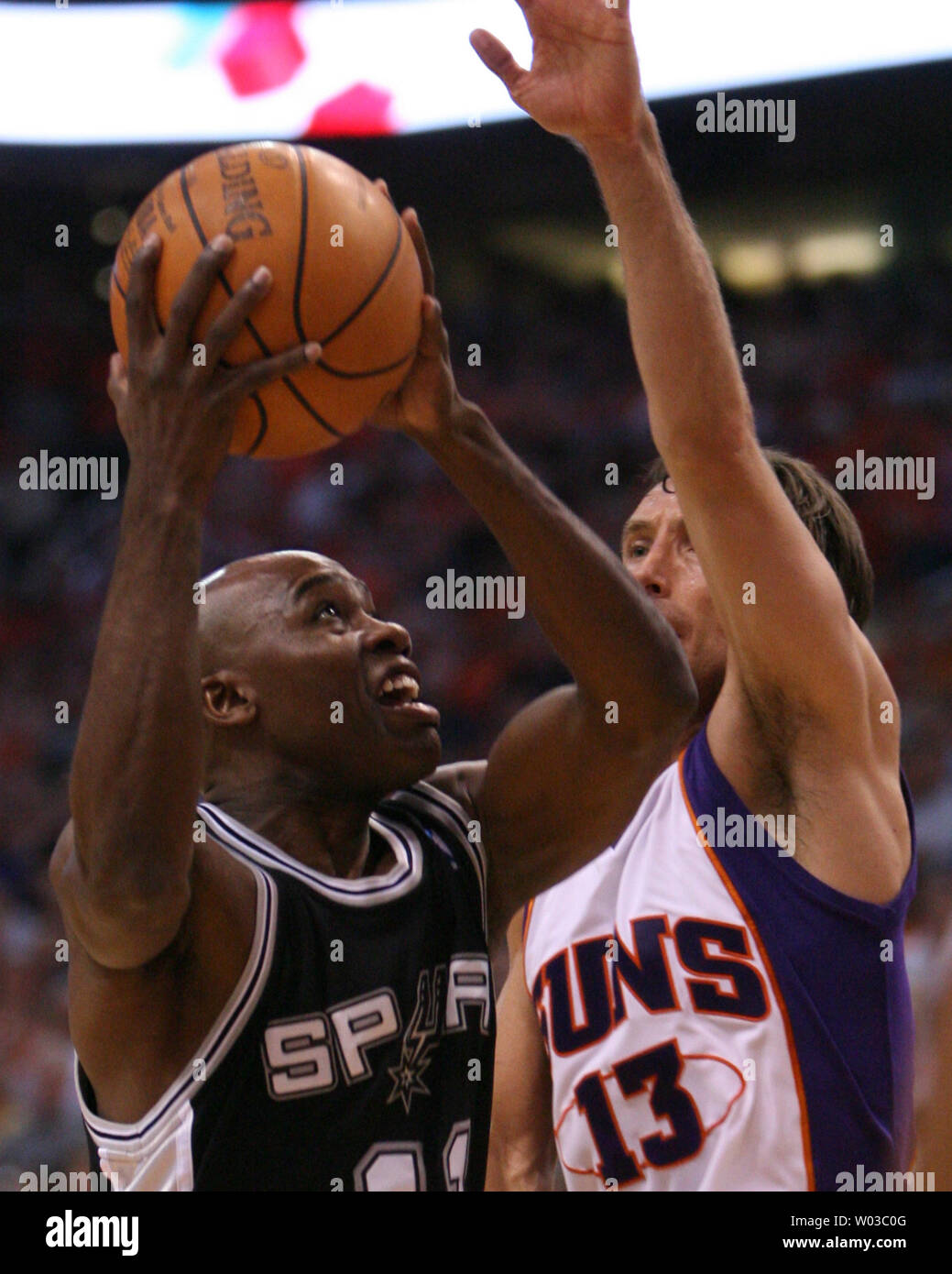 San Antonio Spurs Jacque Vaughn (links) versucht, einen Schuß über Phoenix Suns Steve Nash (13) während der ersten Hälfte Aktion im US Airways Center in Phoenix am 16. Mai 2007. (UPI Foto/Kunst Foxall) Stockfoto