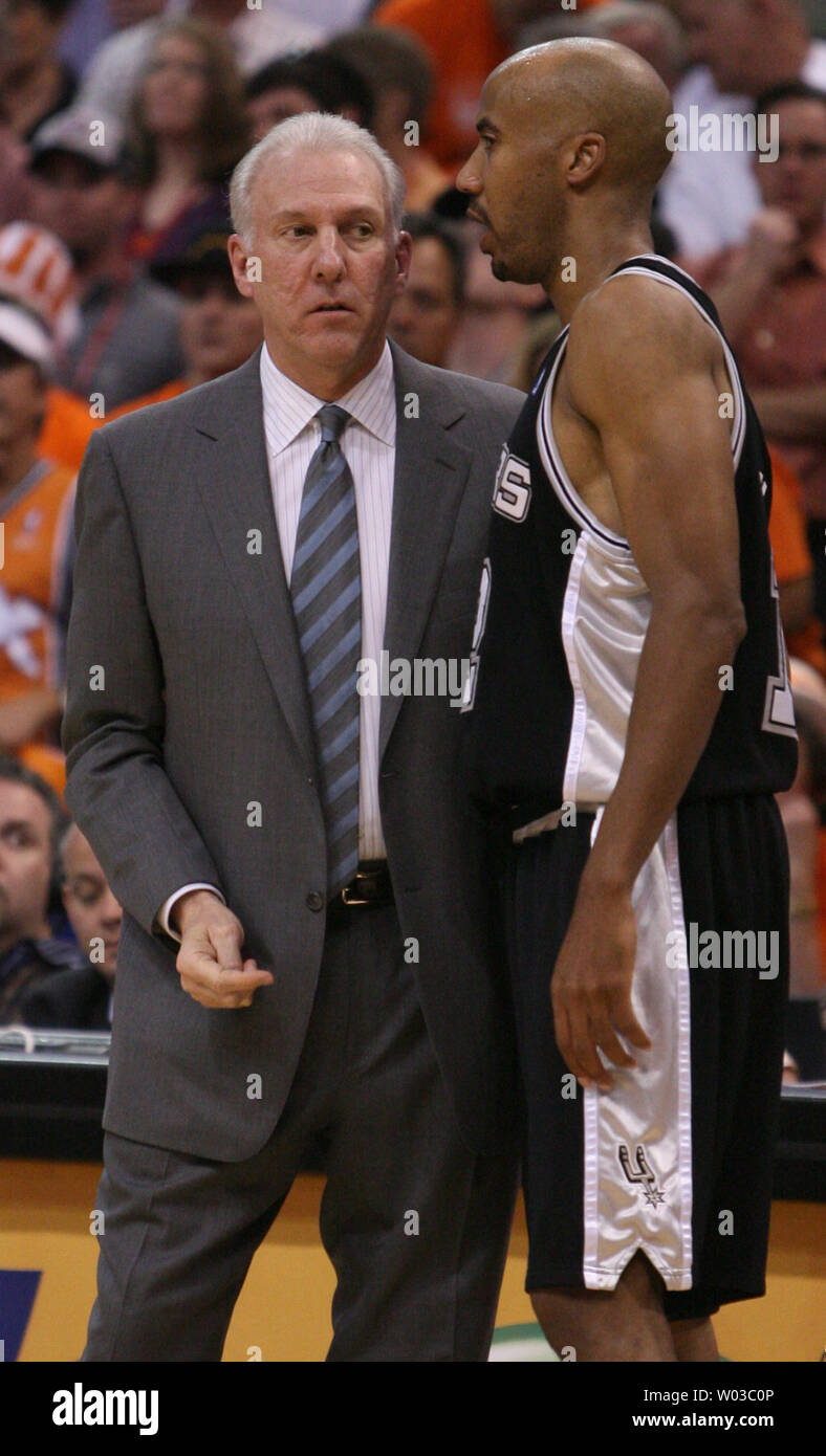 San Antonio Spurs Cheftrainer Gregg Popovich (links) Gespräche mit Sporen vorwärts Bruce Bowen während der ersten Hälfte Aktion zwischen den San Antonio Spurs und den Phoenix Suns im US Airways Center in Phoenix am 16. Mai 2007. (UPI Foto/Kunst Foxall) Stockfoto