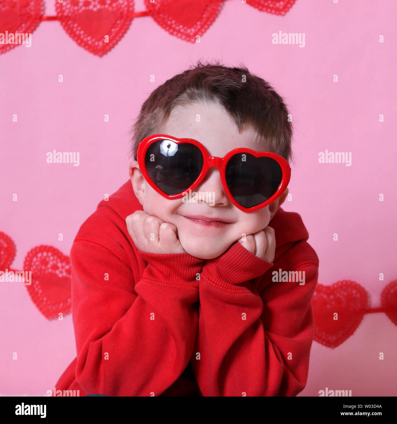 Junge tragende rote Sonnenbrille für Valentines Tag portrait Stockfoto