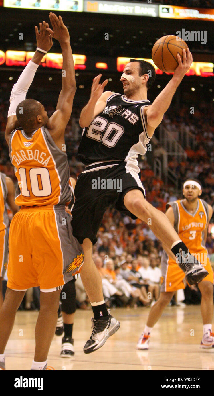 San Antonio Spurs Manu Ginobili (R) sieht gegen die Phoenix Suns Leandro Barbosa (L) im zweiten Quartal von Spiel 2 der zweiten Runde des NBA Western Conference Playoffs im US Airways Center in Phoenix, AZ, Mai 5,2010 zu übergeben. UPI/Kunst Foxall Stockfoto