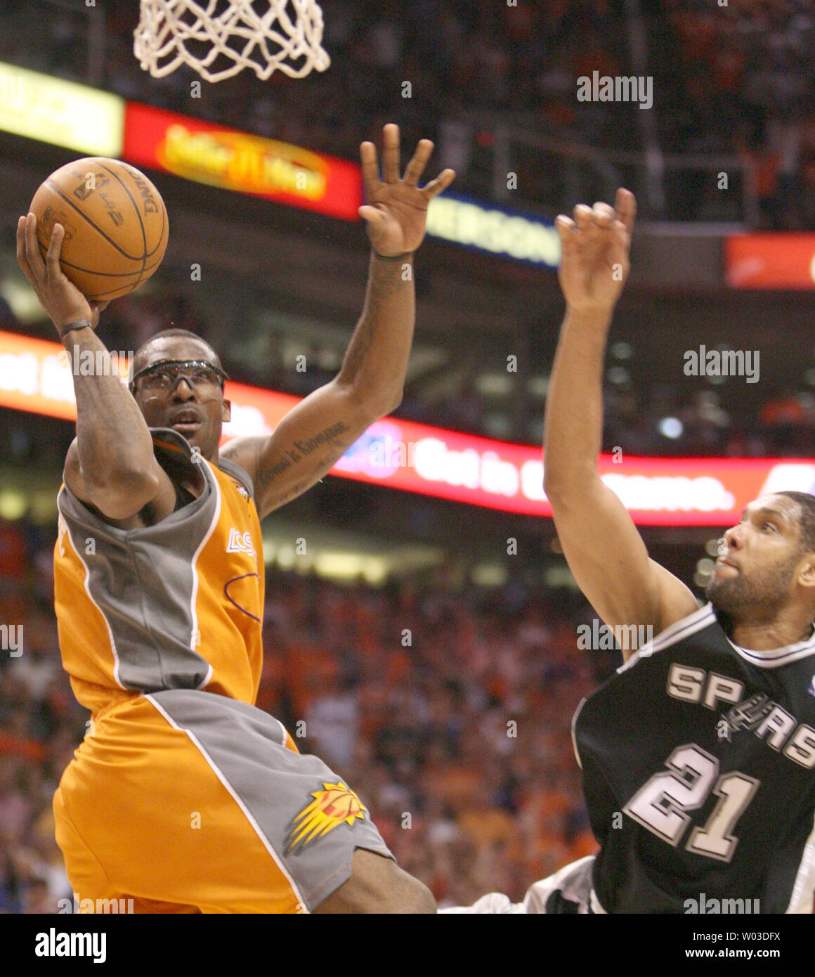 Phoenix Suns Amare Stoudemire (L) nimmt einen Schuß hinter San Antonio Spurs Tim Duncan (R) im vierten Quartal von Spiel 2 der zweiten Runde des NBA Western Conference Playoffs im US Airways Center in Phoenix, AZ, Mai 5,2010. Die Sonnen besiegte die Spurs 110-102 ein 2-0 in der Reihe zu nehmen. UPI/Kunst Foxall Stockfoto