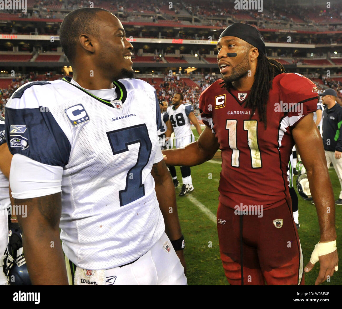 Arizona Cardinals Larry Fitzgerald (R) Gespräche mit den Seattle Seahawks Quarterback Tarvaris Jackson (L) nach Cardinals-Seahawks Spiel an der Universität von Phoenix Stadium in Glendale, Arizona, Januar 1,2012. Die Kardinäle besiegten die Seahawks 23-20. Fitzgerald wurde der vierte Receiver in der NFL Geschichte über 1400 Yards in vier aufeinanderfolgende Saisons aufzeichnen. UPI/Kunst Foxall Stockfoto