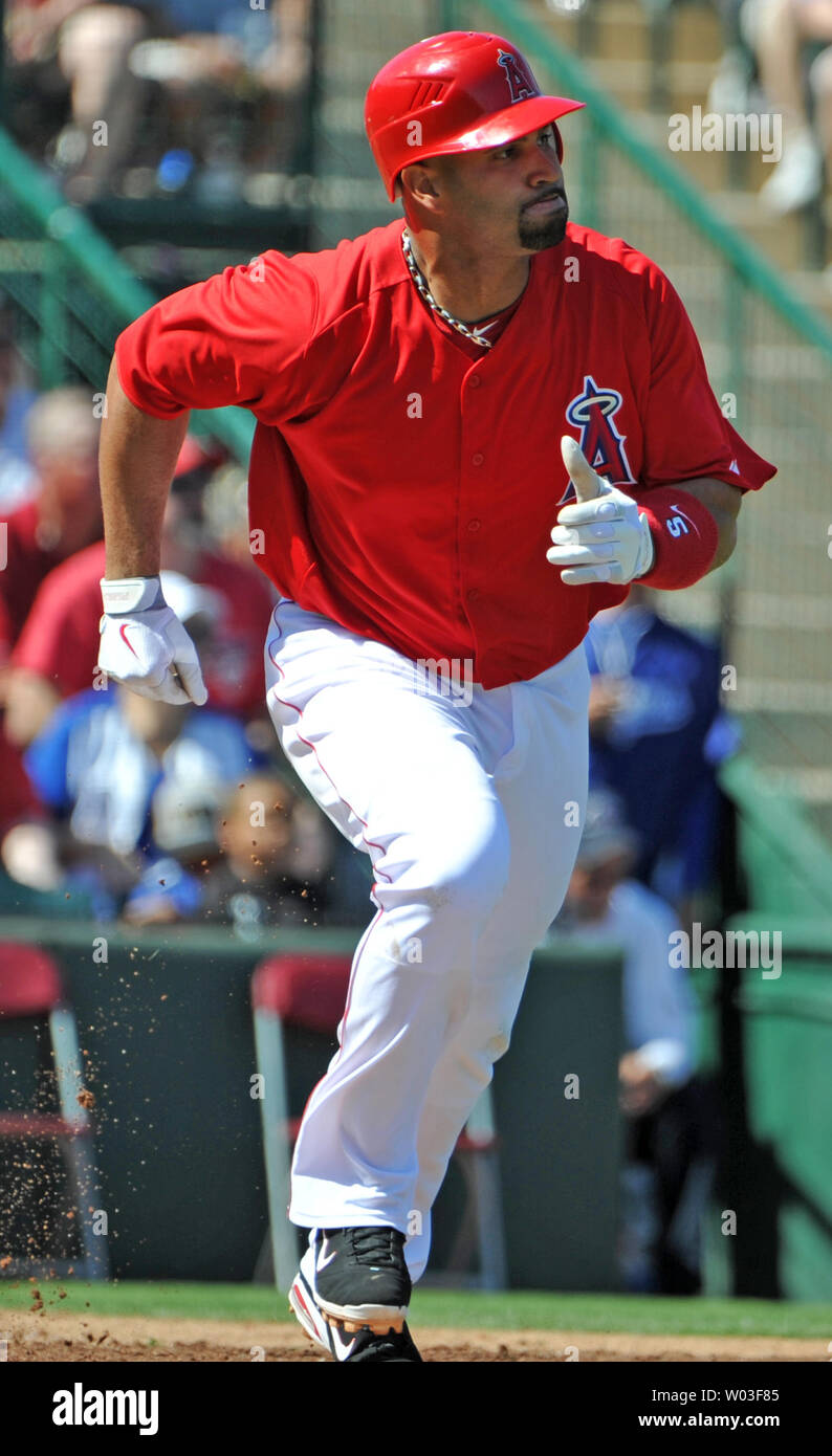 Los Angeles Angels' Albert Pujols beginnt die erste Basis, als er im ersten Inning der Engel' Cactus League Spring Training Spiel gegen die Los Angeles Dodgers bei Tempe Diablo Stadion in Tempe, Arizona, März 12, 2012 fliegt. UPI/Kunst Foxall Stockfoto