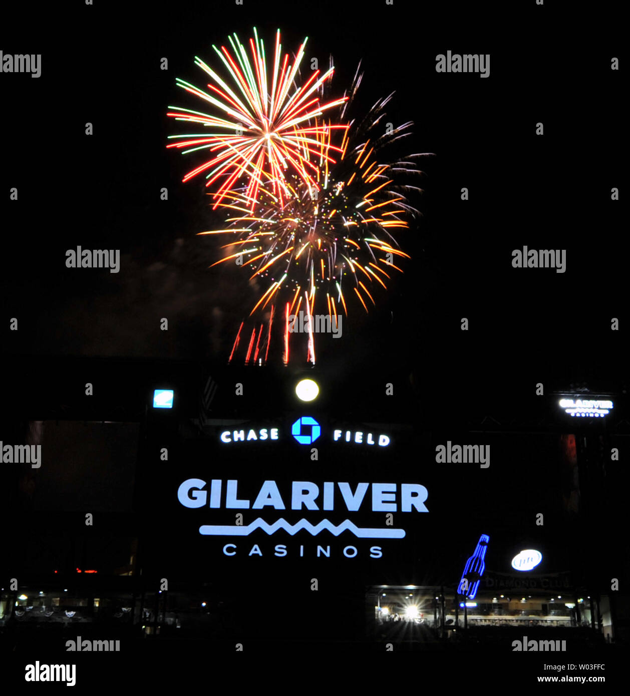 Feuerwerk über Chase Field explodieren nach dem Spiel zwischen den Arizona Diamondbacks und San Diego Padres in Phoenix, Arizona, 4. Juli 2012. UPI/Kunst Foxall Stockfoto