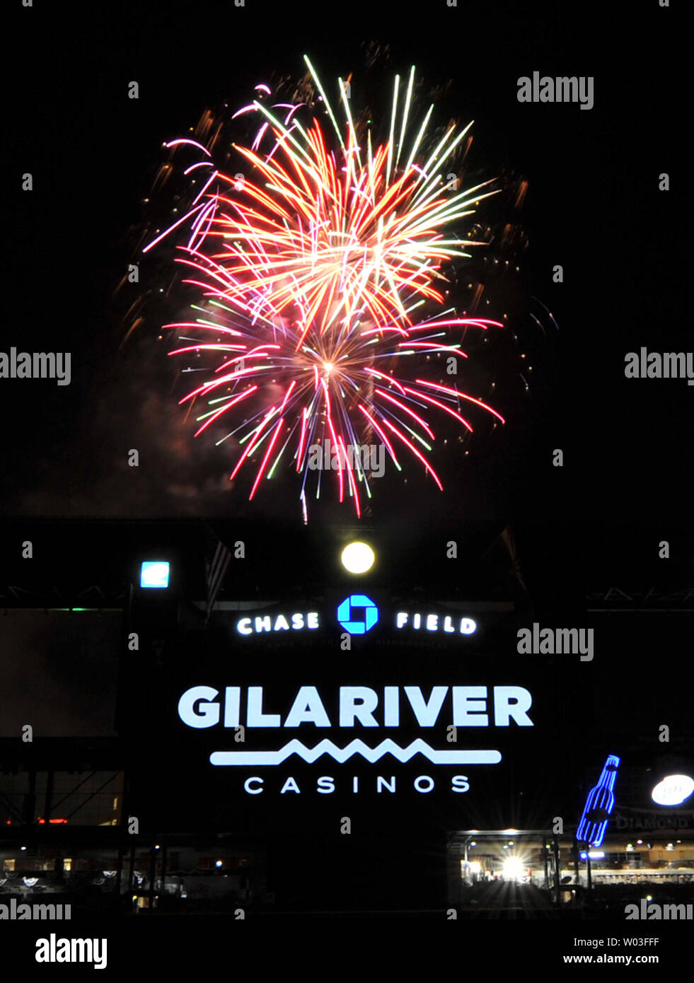 Feuerwerk über Chase Field explodieren nach dem Spiel zwischen den Arizona Diamondbacks und San Diego Padres in Phoenix, Arizona, 4. Juli 2012. UPI/Kunst Foxall Stockfoto