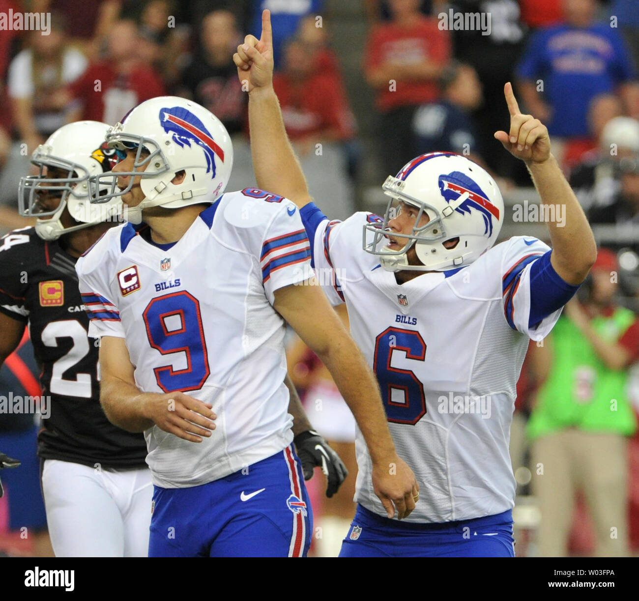 Buffalo Bills Platz kicker Rian Lindell (L) sieht seiner gewinnenden Feld Ziel gehen durch die holme wie sein Inhaber Shawn Powell (R) zeigt an, dass es in den überstunden des Bills-Arizona Kardinäle Spiel gut an der Universität von Phoenix Stadium in Glendale, Arizona am 14. Oktober 2012. Die Rechnungen besiegt die Kardinäle 19-16 in den überstunden. UPI/Kunst Foxall Stockfoto
