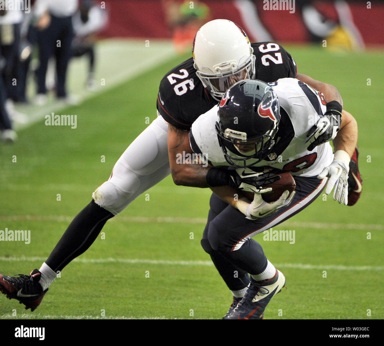 Arizona Cardinals Rashad Johnson (26.) versucht, Houston Texans Garrett Graham nach Graham, die eine erste nach dem ersten Viertel des Spiels an der Universität von Phoenix Stadium in Glendale, Arizona am 10. November 2013 aufgehoben. UPI/Kunst Foxall Stockfoto