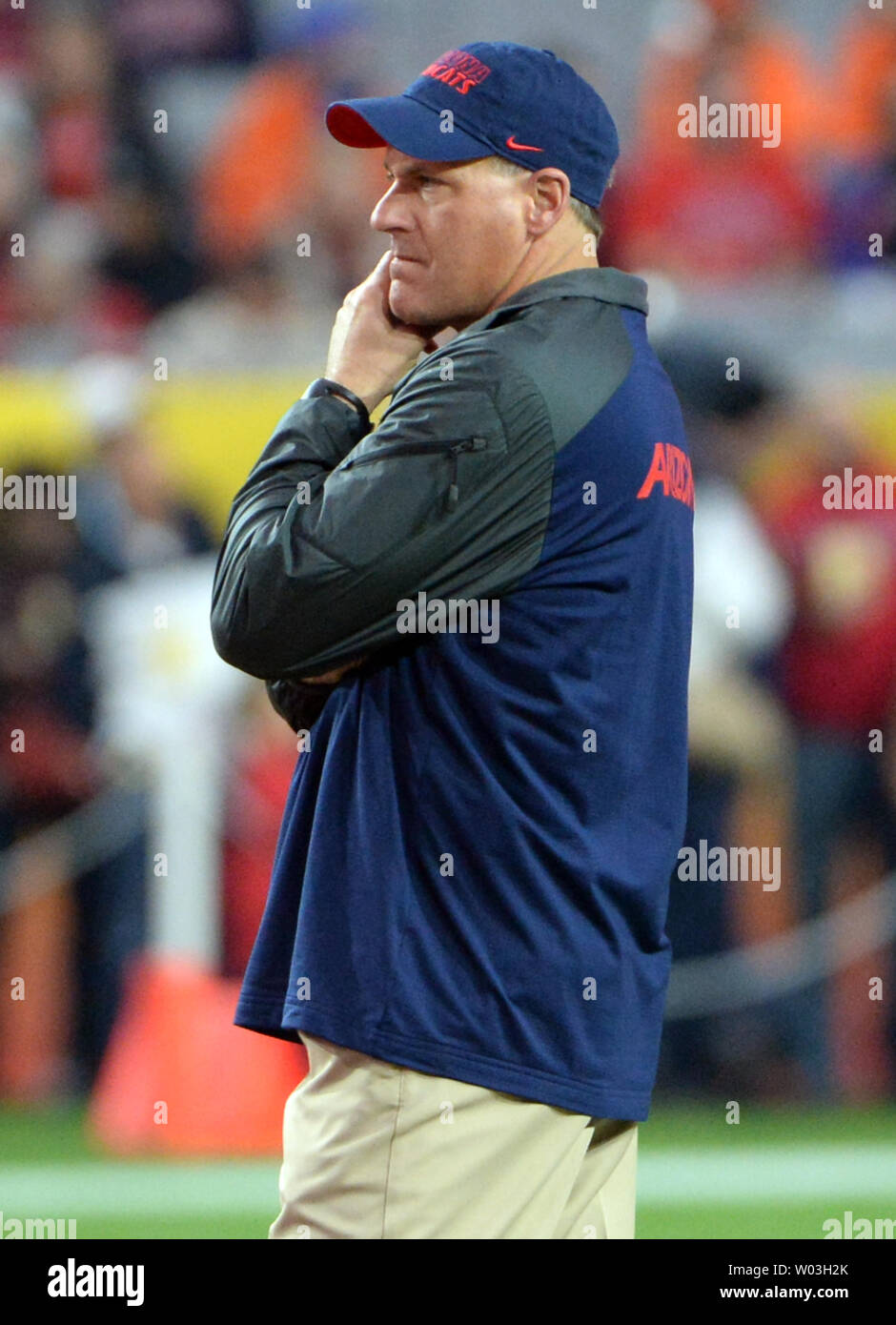 Arizona-wildkatzen Haupttrainer Rich Rodriguez Uhren die Boise State Broncos Aufwärmen vor der Fiesta Bowl Spiel an der Universität von Phoenix Stadium in Glendale, Arizona 31. Dezember 2014. UPI/Kunst Foxall Stockfoto