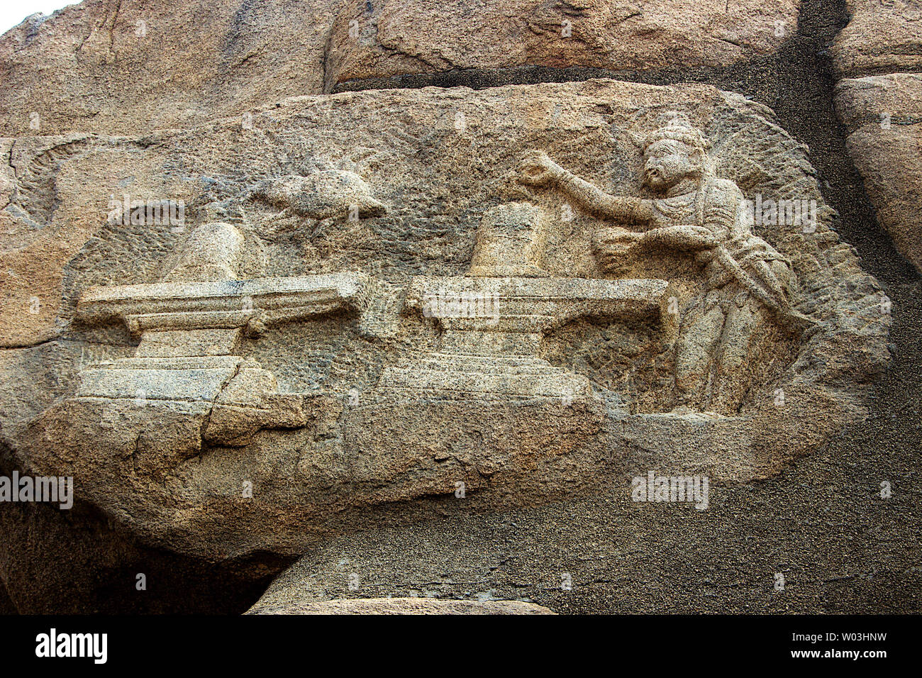 Flachrelief Bild eines Königs darstellende shivaling Puja auf Rock Oberfläche an Veerabhadreswara Tempel in Lepakshi, Andhra Pradesh, Indien. Asien Stockfoto