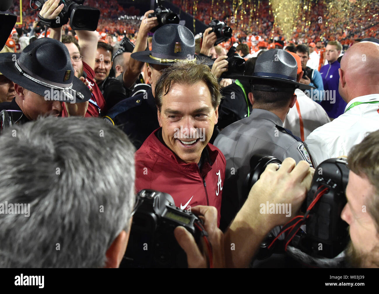 Alabama Crimson Tide Haupttrainer lächelt nach Gewinn über die Clemson Tiger im College Football Endspiel nationale Meisterschaft 2016 an der Universität von Phoenix Stadium in Glendale, Arizona am 11. Januar 2016. Der Crimson Tide schlagen die Tiger 45-40. Foto von Jon SooHoo/UPI Stockfoto