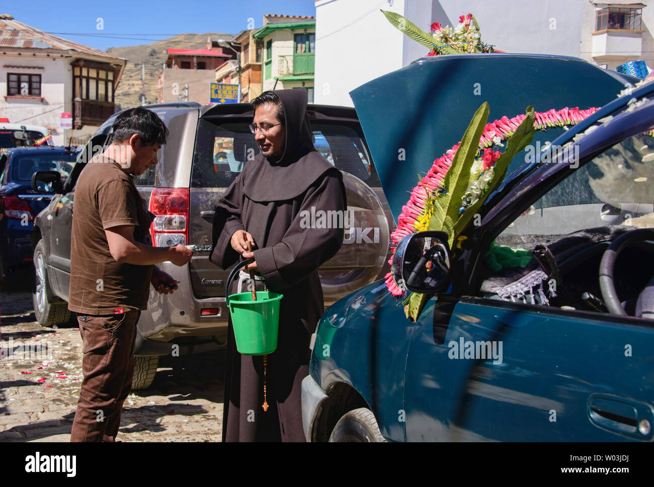 Auto für Segen bereit, ein einzigartiges Ritual an der Basílica de Nuestra Señora in Copacabana, Bolivien Stockfoto