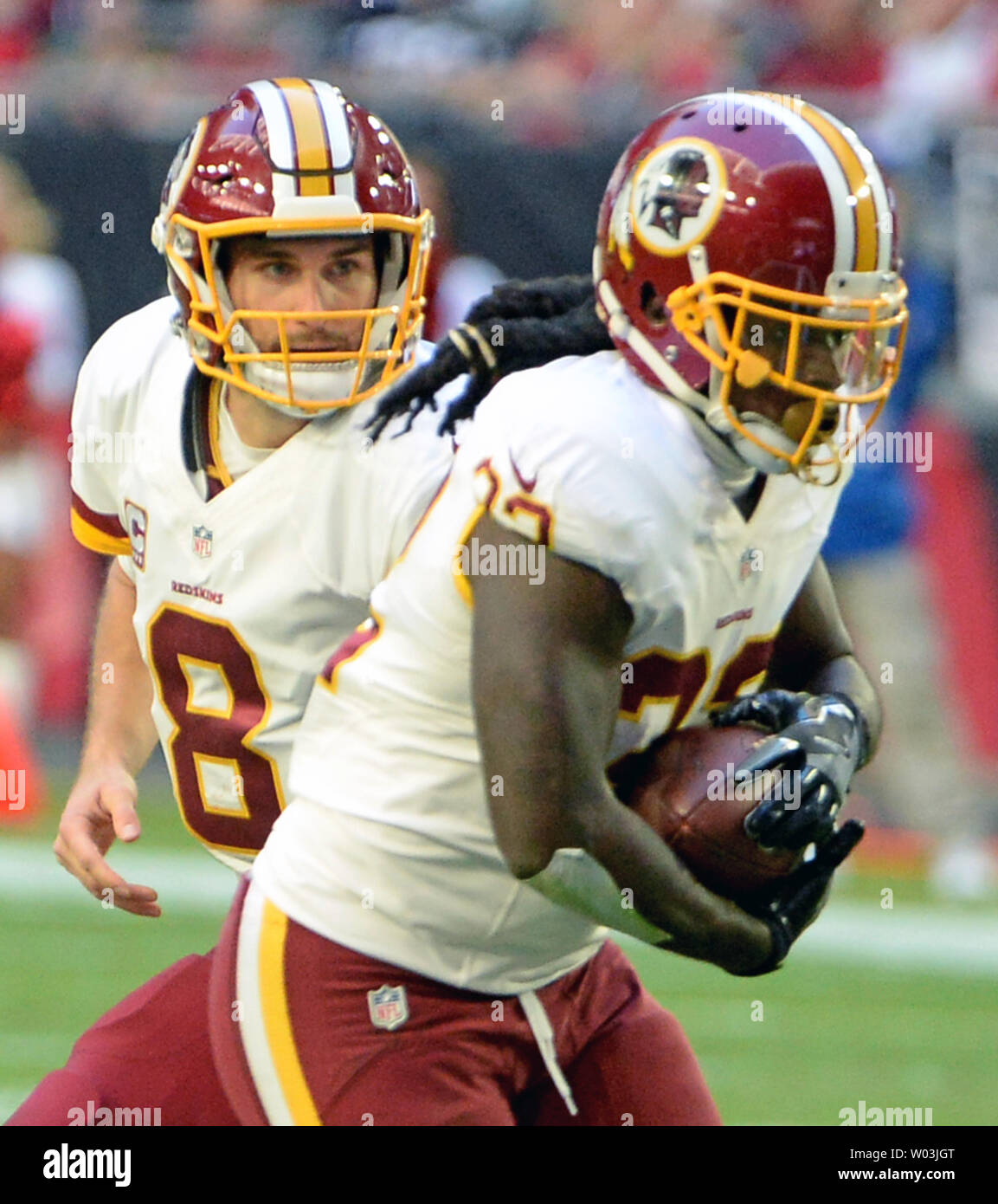 Washington Redskins' quarterback Kirk Cousins (L) Hände weg zu Robert Kelley im zweiten Quartal des Redskins-Arizona Kardinäle Spiel an der Universität von Phoenix Stadium in Glendale, Arizona, 4. Dezember 2016. Foto von Kunst Foxall/UPI Stockfoto