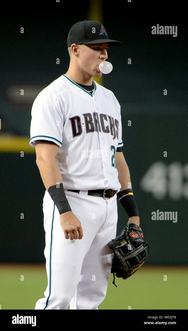Arizona Diamondbacks' dritter Basisspieler Jake Lamm bläst eine Blase, wie er für die Aktion während der Diamondbacks-Houston Astros Spiel bei Chase Field in Phoenix, Arizona, 15. August 2017 wieder wartet. Die Astros besiegt die Diamantmarkierungen 9-4. Foto von Kunst Foxall/UPI Stockfoto