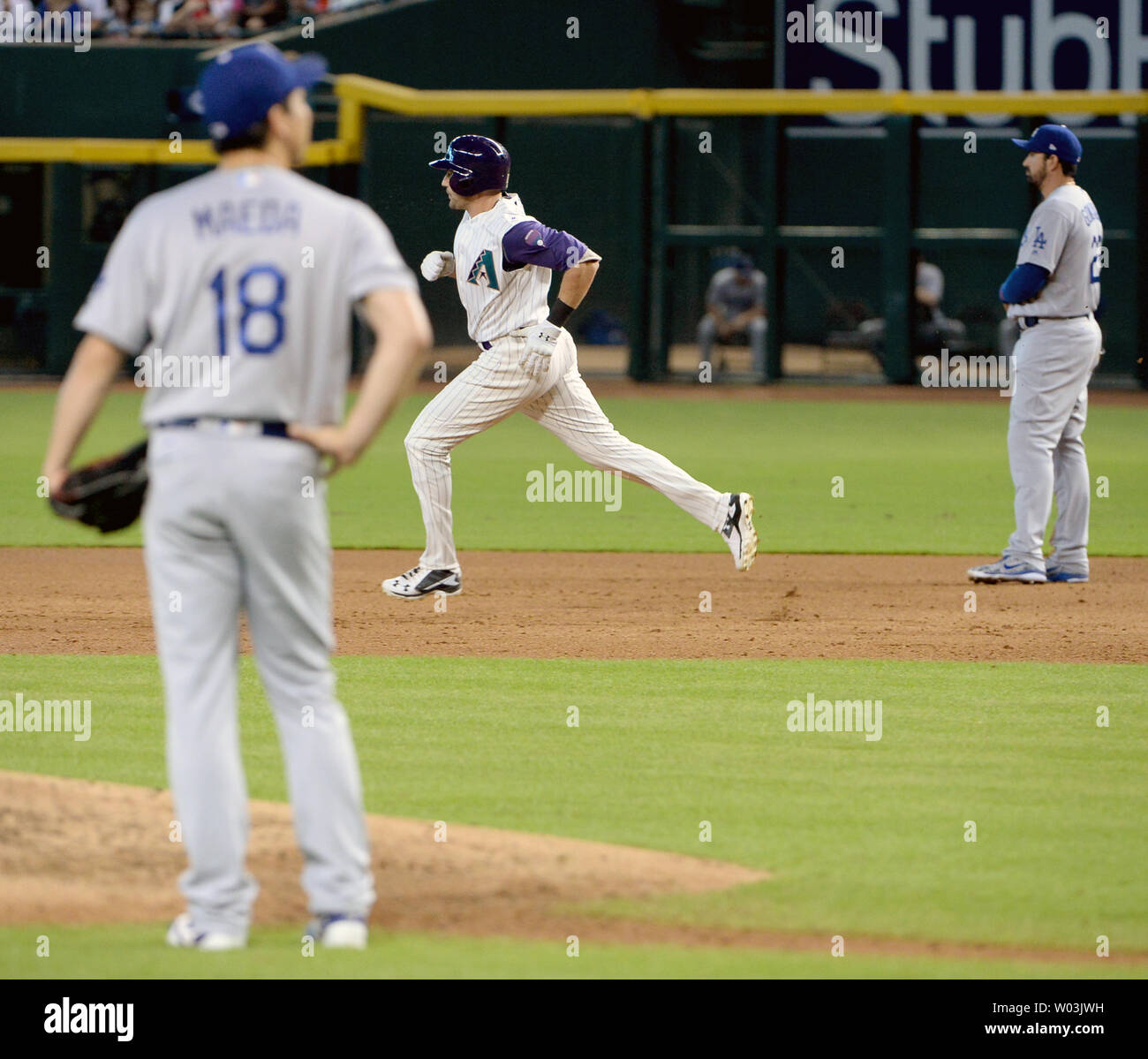 Los Angeles Dodgers' Krug Kenta Maeda (L) Uhren als Arizona-diamantmarkierungen A.J.Pollock runden die Grundlagen, nachdem er einen home run im dritten Inning des Spiels bei Chase Field in Phoenix, Arizona, am 31. August 2017. Auch ist Adrian Gonzallez. Die Diamantmarkierungen besiegt die Schwindler 8-1. Foto von Kunst Foxall/UPI Stockfoto