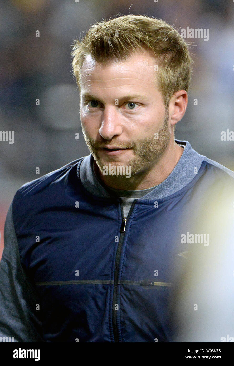 Los Angeles Rams Head Coach Sean McVay verlässt das Feld nach dem Widder besiegten die Arizona Cardinals 32-16 an der Universität von Phoenix Stadium in Glendale, Arizona Dezember 3, 2017. Foto von Kunst Foxall/UPI Stockfoto