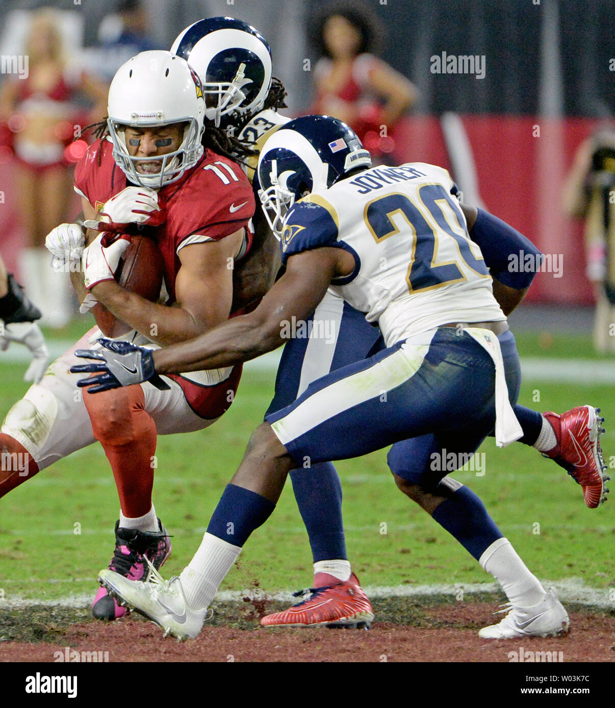 Arizona Cardinals" Larry Fitzgerald (L) versucht, mehr yardage in den letzten Minuten des vierten Viertels gegen die Los Angeles Rams an der Universität von Phoenix Stadium in Glendale, Arizona Dezember 3, 2017 zu erhalten. In den kommenden Auf den Angriff zu unterstützen ist Rams Lamarcus Joyner. Die Rams besiegt die Kardinäle 32-16. Foto von Kunst Foxall/UPI Stockfoto