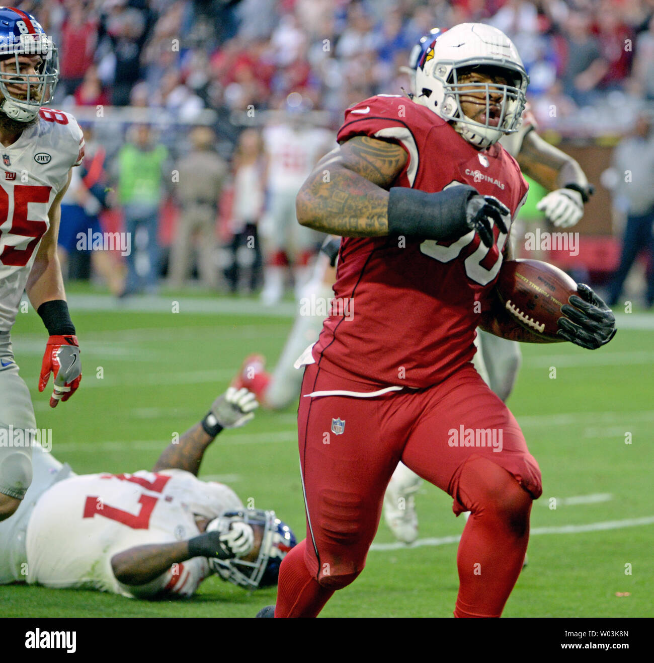 Arizona Cardinals" Robert Nkemdiche (R) zählt einen Touchdown nach dem Wiederherstellen einer Eli Manning Fumble im vierten Viertel gegen die New York Giants an der Universität von Phoenix Stadium in Glendale, Arizona 24. Dezember 2017. Die Kardinäle die Riesen besiegte 23-0. Foto von Kunst Foxall/UPI Stockfoto