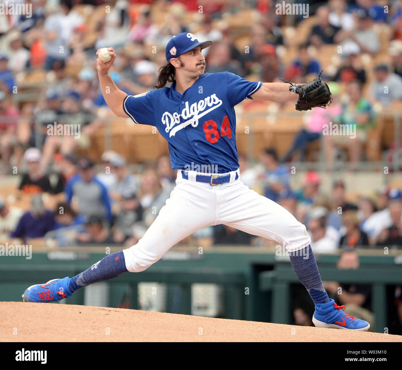 Los Angeles Dodgers' Krug Tony Gonsolin liefert ein Pitch im ersten Inning gegen die San Francisco Giants At Camelback Ranch in Phoenix, Arizona am 11. März 2019. Die Riesen besiegt die Schwindler 4-1. Foto von Kunst Foxall/UPI Stockfoto