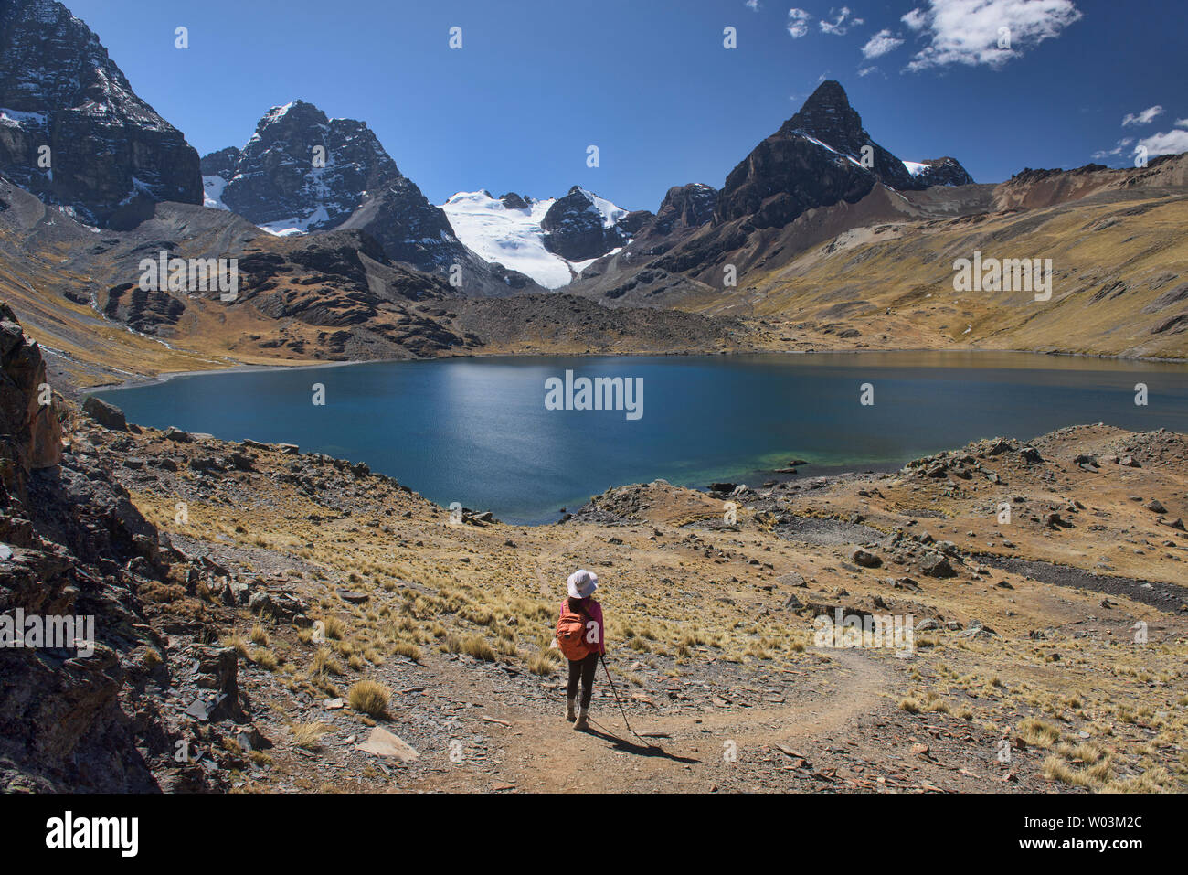 Atemberaubende Bergkulisse am Chiar Khota See und Condoriri Basecamp entlang der Cordillera Real Traverse, Bolivien Stockfoto