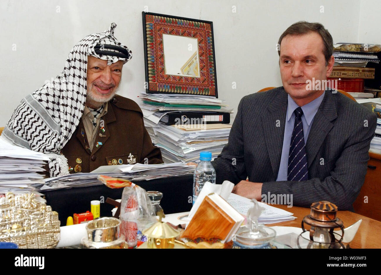 Der Palästinenserführer Jassir Arafat trifft sich mit Russischen Vertreter zu den PNA Alexi Bugudin auf seine Büros in Ramallah, West Bank, am 15. April 2004. (UPI Foto/Hussein Hussein/Palästinensische Behörde) Stockfoto