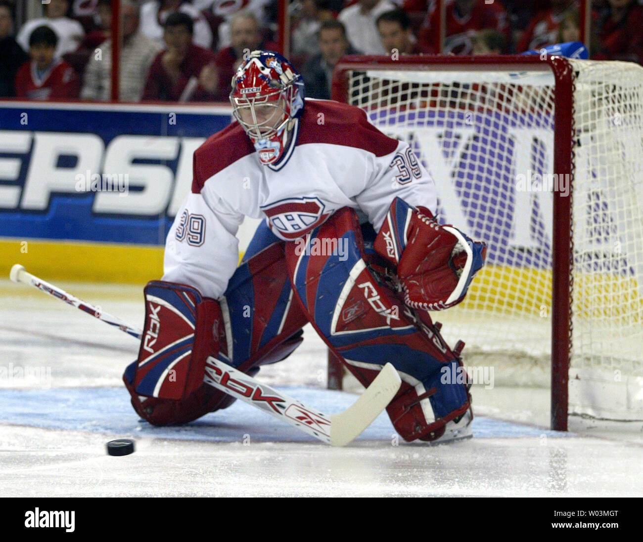 Montreal Canadiens goalie Cristobal Huet stoppt den Puck wie Montreal spielt die Carolina Hurricanes im ersten Spiel der ersten Runde der NHL-Playoffs im RBC Center in Raleigh, N.C. am 22. April 2006. (UPI Foto/Nell Redmond) Stockfoto