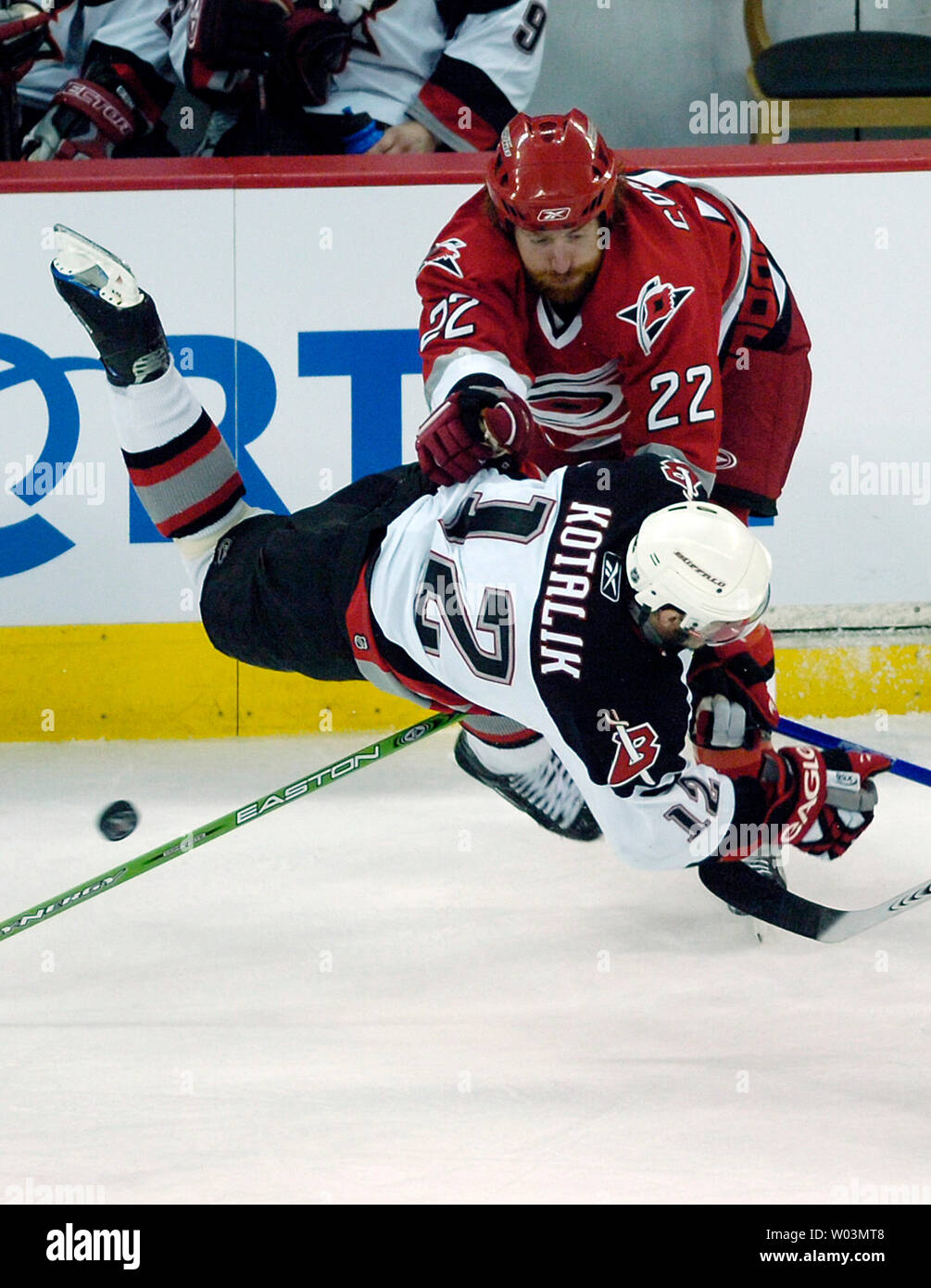 Mike Carolina Hurricanes' Commodore (22) klopft Buffalo Sabres' Ales Kotalik (12) auf das Eis während Spiel 2 der NHL Eastern Conference Finals im RBC Center in Raleigh, NC 22. Mai 2006. (UPI Foto/Jeffrey A. Camarati) Stockfoto