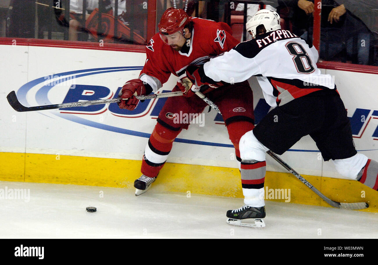 Buffalo Sabres' Rory Fitzpatrick, rechts, hits Carolina Hurricanes' Justin Williams als Gehen für den Kobold in Spiel 5 der NHL Eastern Conference Finals im RBC Center in Raleigh, NC 28. Mai 2006. Carolina gewonnen 4-3 in den überstunden. (UPI Foto/Jeffrey A. Camarati) Stockfoto