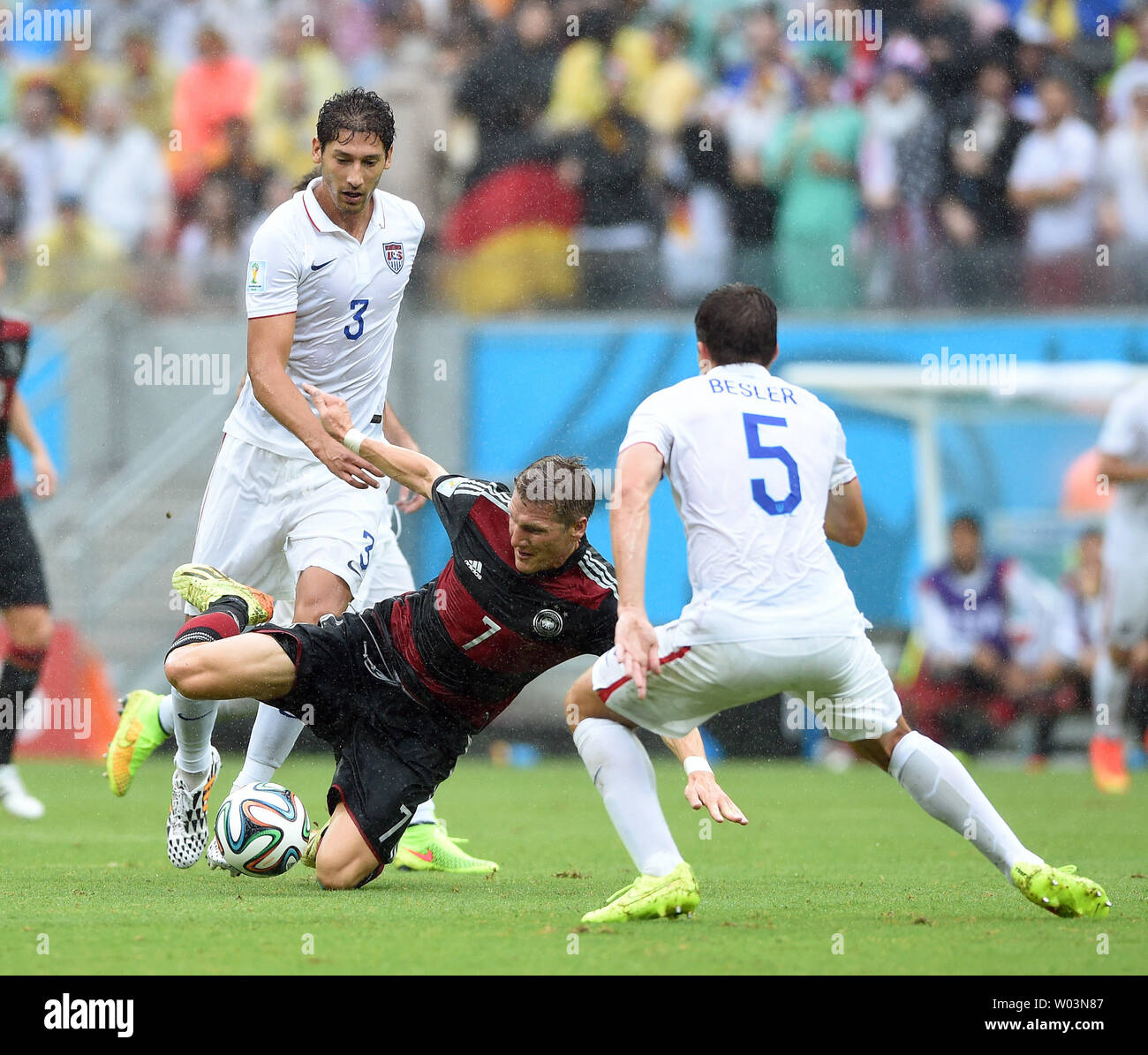 Omar Gonzalez (L) der USA konkurriert mit Bastian Schweinsteiger von Deutschland während der FIFA WM 2014 Gruppe G Match in der Arena Pernambuco, Recife, Brasilien am 26. Juni 2014. UPI/Chris Brunskill Stockfoto